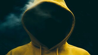 O tráfico de pessoas é definido no Protocolo da ONU sobre Tráfico de Pessoas, que  complementa a Convenção das Nações Unidas contra o Crime Organizado Transnacional, como "o recrutamento, transporte, transferência, abrigo ou  recebimento de uma pessoa por meios como ameaça ou uso de força ou outras  formas de coerção, sequestro, fraude ou engano para fins de exploração"