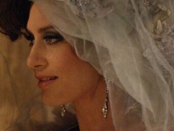 Cena da minissériede televisão "Capitu", de 2008. Fica difícil explicar como esta obra entra na sua mente, em que momento as situações imaginadas por Bentinho aconteceram... Ganhou uma versão cinematográfica em 2003, que tinha como trilha sonora a música Olhos Vermelhos da banda Capital Inicial