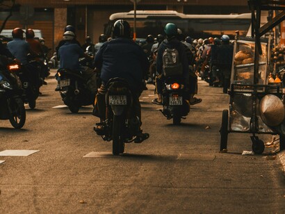 É difícil circular em Moçambique sem encontrar um mendigo pelas ruas e cidades da capital e na maior parte da vezes são crianças acompanhadas por adultos ou sozinhas que deambulam de semáforo em semáforo, a procura de alguém de boa vontade que possa doar moedas para comprar pão ou alguma refeição