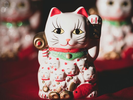 Il Maneki Neko alza la zampa per invitare fortuna, prosperità e sorrisi nella vita di chi lo accoglie