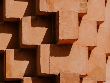 Le categorie e i concetti che utilizziamo per interpretare la realtà non hanno confini rigidi, ma strutture fluide che si trasformano continuamente attraverso l’esperienza