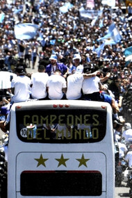 El equipo de la selección nacional argentina recorriendo las calles colmadas de hinchas tras alzarse con la Copa del Mundo, 20 de diciembre de 2022, Buenos Aires, Argentina