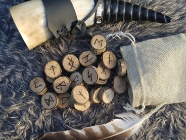 La divinazione runica non mira alla previsione, bensì alla rivelazione di un ordine nascosto che orienta l’azione umana