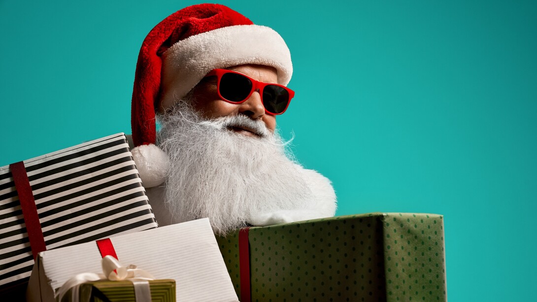 Le origini di Babbo Natale affondano nella figura storica di San Nicola di Myra, vescovo del IV secolo noto per la sua generosità verso i più poveri  