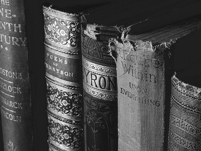 No século XVII o Padre António Vieira fazia referência aos clérigos de Santigo, negros como azeviche, mas portadores de uma palavra escrita que fazia inveja aos da dita metrópole. No século XIX autores como Eugénio Tavares e Pedro Cardoso registaram suas reivindicações de autonomia em páginas carregadas de simbolismo. Pertence a Eugénio Tavares o célebre brado “A África para os africanos”, publicado no jornal A Alvorado no início de 1900
