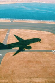 La sombra de una avión se proyecto sobre la pista de aterrizaje al despegar