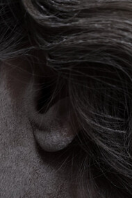 Passagem do tempo vista na pele e tonalidade dos cabelos