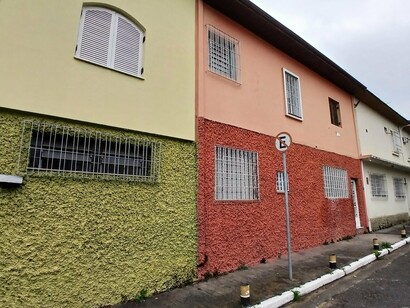 Às vezes me pego imaginando que no passado o grande quarteirão geminado com casas mais exíguas seria dos operários e os quarteirões formados com a combinação de apenas duas casas geminadas mais espaçosas seriam dos chefes, supervisores, gerentes etc.