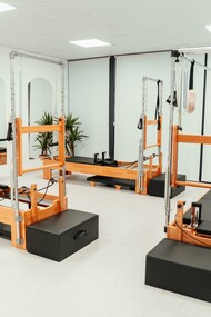 Estúdio de Pilates. Ao contrário do que muita gente pensa, não é só para idosos que buscam fazer uma atividade física. A modalidade é cada vez mais procurada pelos benefícios que traz ao corpo, já que trabalha força, flexibilidade e mobilidade muscular