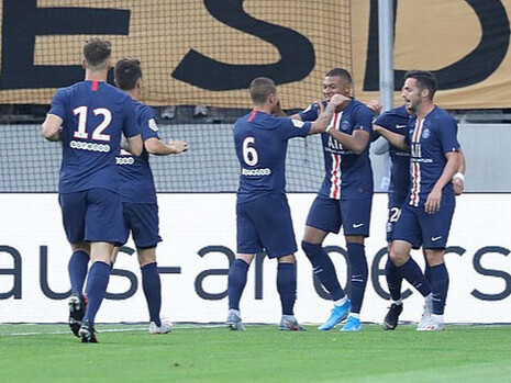 Mbappé célébrant un but avec le PSG. L'énergie d'une génération, Mbappé incarne l'espoir et la résilience, un geste qui marque l'avenir du football français