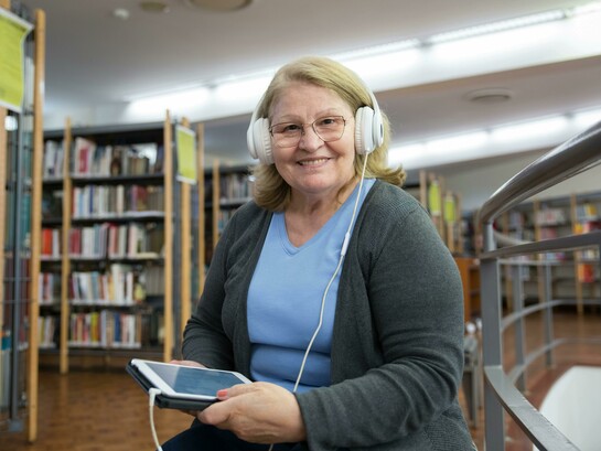 Diversos estudos em neurociência apontam que o cérebro humano mantém certa plasticidade ao longo da vida, ou seja, a capacidade de criar novas conexões e fortalecer circuitos neuronais mesmo em idades avançadas. Exercícios intelectuais, desafios lógicos e atividades que exigem memória de trabalho contribuem para retardar o envelhecimento cerebral. Nesse sentido, aplicativos de treino cognitivo, jogos de raciocínio, leitura digital e até mesmo o simples ato de aprender a navegar em uma rede social oferecem estímulos que podem funcionar como verdadeiros "exercícios mentais". Ao explorar algo novo no ambiente digital, o idoso ativa áreas do cérebro ligadas ao aprendizado e à adaptação, reforçando habilidades que tendem a se enfraquecer com a idade