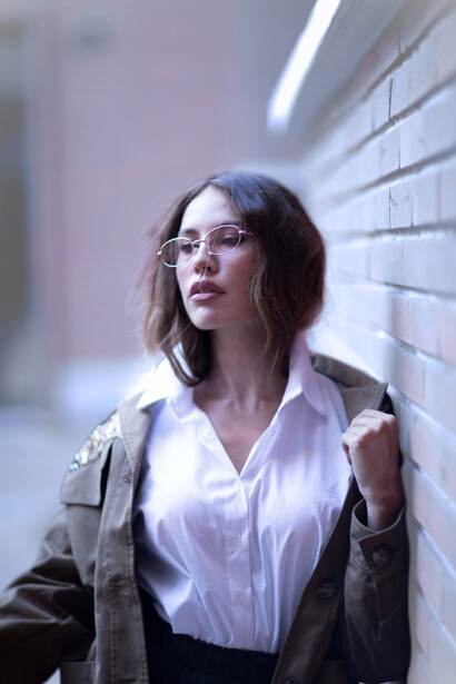 Sahariana tabacco con applicazioni in pizzo ricamato a mano e camicia bianca in
puro cotone