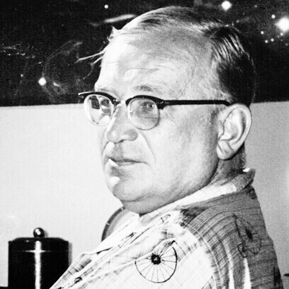 George Gamow (1904-1968), physicien russe, a proposé un modèle reliant l’ADN aux acides aminés, préfigurant le code génétique. Monod et d’autres chercheurs ont utilisé ses idées pour expliquer comment l’ADN produit des protéines