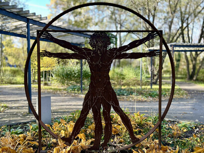 El Hombre de Vitruvio, inscrito en un círculo y un cuadrado, representa la conexión entre el hombre y el universo. El círculo simboliza el cosmos, mientras que el cuadrado representa la tierra. Parque Leonardo da Vinci Breslavia, Polonia