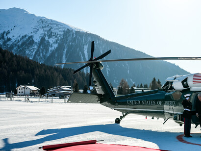 El presidente de EE.UU. desembarca del Marine One en la zona de aterrizaje de Davos, Suiza, el miércoles 21 de enero de 2026, y parte hacia el hotel AlpenGold