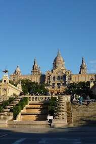 Museo Nacional de Arte de Cataluña y las escalinatas para acceder, donde se encuentra la Fuente Mágica de Montjuïc, Barcelona, España