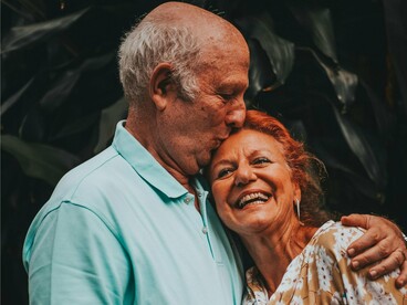 Alguns lentos passos depois, percebi vozes de um casal conversando no segundo andar de uma das casas. Esta era toda de pedra e apresentava uma arquitetura simples e lógica: no primeiro piso havia a porta de entrada e uma janela grande