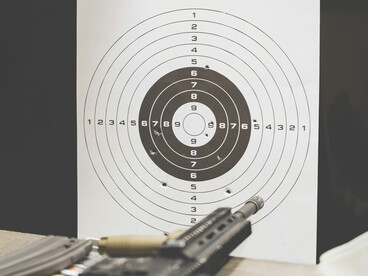 Mientras el discurso internacional invoca cooperación y derechos humanos, el negocio armamentístico y la lógica del poder siguen marcando el rumbo del sistema global