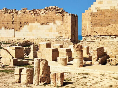 Recorrió diversos sitios arqueológicos hasta llegar a uno que, debido a su investigación, lo encontraba imprescindible: Taposiris Magna. 
'Templo de Osiris, Abu Sir (Taposiris Magna), Egipto