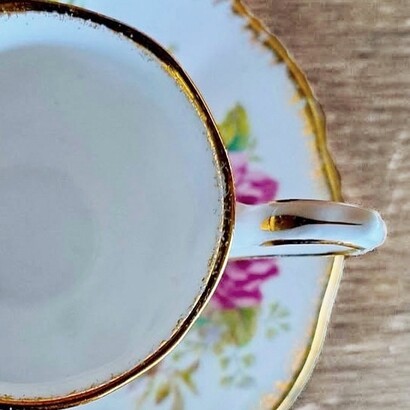 Questa attenzione agli oggetti di porcellana contribuisce a rendere i period drama un’esperienza sensoriale ricca, capace di trasportare lo spettatore in un passato curato fin nei minimi dettagli