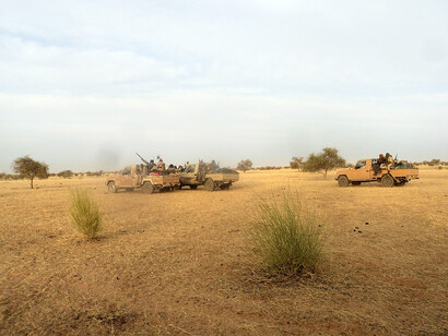 Archive de 2021, montrant des combattants islamistes traversant la frontière entre la Mauritanie et le Mali, illustrant la menace persistante des groupes armés dans la région sahélo-saharienne. Photo de Jemal Ould Mohamed Oumar