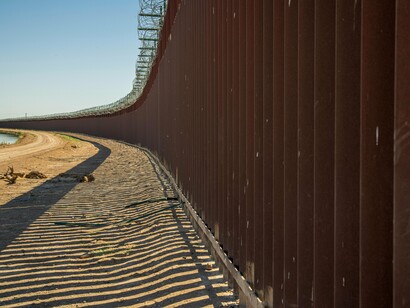 Assim construída, a ideia do progresso não tem nada a ver com o bem-estar das populações. É que só contam como populações dignas de bem-estar as que têm poder para impor custos sem os sofrer. Essas populações podem ser cada vez mais minoritárias, mas isso em nada afecta a ideia de progresso. Aliás, haverá tanto mais progresso quanto mais selectivo ele for