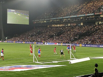 L'intensité du jeu : une équipe en plein engagement, où chaque seconde compte. Ces moments capturés sur le terrain deviennent des images gravées dans le cœur des passionnés de football