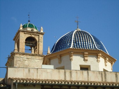 Cúpula del Palacio Episcopal y torre de la Catedral en Orihuela, Alicante, España