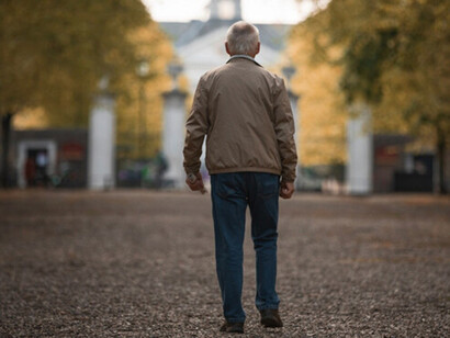 En la ciudad, los paseos son banales, circunstanciales y hasta aburridos. La necesidad de salir de casa te lleva a abrir la puerta y salir a las calles que casi siempre ves, a los vecinos que siempre o nunca saludan, a las plantas medio vivas y medio muertas de los canteros aledaños, a los adoquines de las calles más coquetas y al asfalto de las aburridas