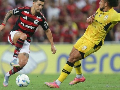 Jogadores do Flamengo em campo. Os exercícios eram tão estranhos, que ouvíamos da arquibancada os urros do Matheus Cunha quando batia de barriga no chão ao pegar a bola num mergulho de frente, que nem em circo se vê tanta estripulia
