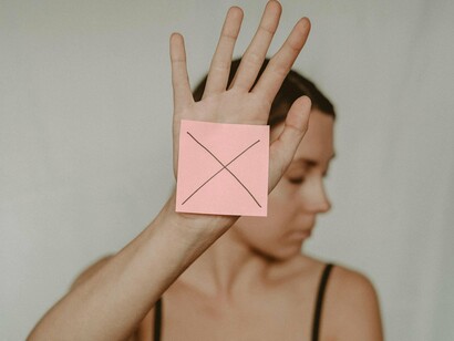 A censura no ambiente digital é um tema de crescente relevância no mundo contemporâneo, especialmente em uma era em que a internet se tornou um dos principais meios de comunicação, informação e expressão

