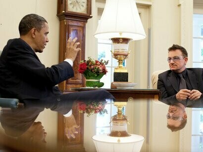 Obama rencontre Paul David "Bono" Hewson, le chanteur principal de U2 et militant contre la pauvreté, pour discuter de la politique de développement dans le Bureau Ovale, le 30 avril 2010. Photo de Pete Souza