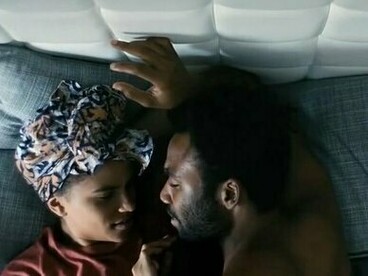 O afro-surrealismo, tal como o surrealismo, possui interesse em explorar pensamentos e sentimentos diretamente como saem do inconsciente. Essa maneira de fazer arte é essencial para provocar a audiência a viver e a compreender as realidades internas de pessoas com vivências diferentes da sua própria. O artista, representando sua realidade da maneira mais bruta, absurda e desconfortável possível, passa uma mensagem clara e direta para sua audiência



