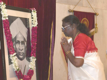 The President of India, Smt. Droupadi Murmu paying homage at the Portrait of Former President of India, Late Dr. Sarvepalli Radhakrishnan on the occasion of his Birth Anniversary in Rashtrapati Bhavan on September 05, 2022