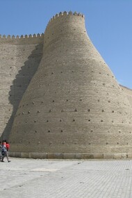 Le possenti mura della fortezza Ark (V sec.), storica residenza di vizir, emiri e leader militari, distrutta dai bombardamenti russi nel 1920 e ora risorta sulle antiche strutture alle porte della old city di Bukhara. 