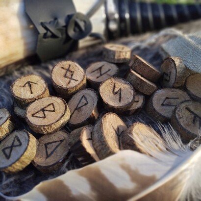 Le rune sono un sistema simbolico in cui scrittura, sacralità e destino coincidono, rendendo il segno un atto di potere sul reale