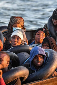 Flux migratoires. Le contrôle des migrants est également rendu difficile par le fait qu'il s'agit de flux mixtes, c'est-à-dire de flux migratoires comprenant des demandeurs d'asile cherchant à obtenir le statut de réfugié et des migrants