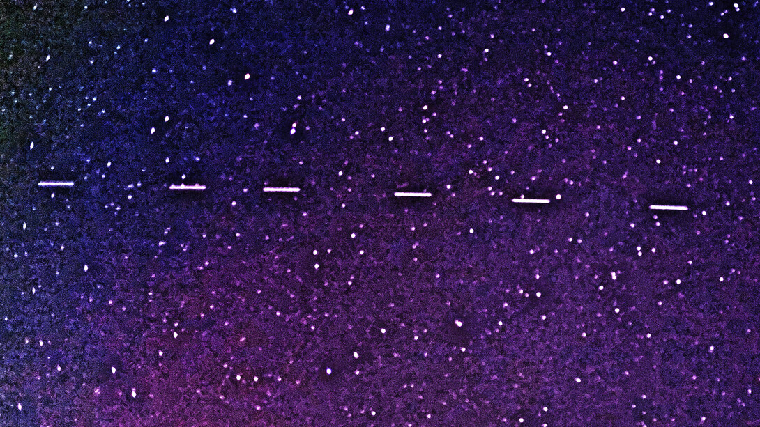  La naturaleza dando lugar a la tecnología. Seis satélites son fácilmente visibles; un séptimo es muy tenue a la derecha. Tenían una magnitud de 3,3 y eran visibles a simple vista. La exposición fue de 2 segundos, Satélites Starlink 6, vistos el 28 de abril de 2020 sobre el estado de Georgia, EE. UU.