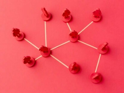 Imaginem uma cena de um filme, onde um grupo de adolescentes está sentado lanchando e quando chega uma determinada menina com a intenção de se juntar, o grupo todo levanta e a deixa sozinha. Agora, visualize um grupo de três amigas no qual duas delas estão sempre cochichando e contando segredos na frente da terceira, com olhares que se entrecruzam e olhos que viram