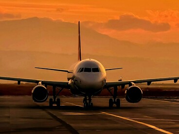 Para completar alguém teve a brilhante ideia de projetar uma sala de embarque toda de vidro na ampliação do aeroporto. A ideia seria apreciar a bela paisagem do Rio. Apenas esqueceram dos 40° do verão carioca. Fico sempre imaginando o absurdo de energia elétrica demandada para resfriar aquela estufa!
