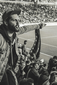 As torcidas de futebol adaptam músicas populares para expressar rivalidades e memórias. Do “Arerê” à “Anna Júlia”, canções são modificadas para incentivar os jogadores e provocar adversários, refletindo a cultura brasileira