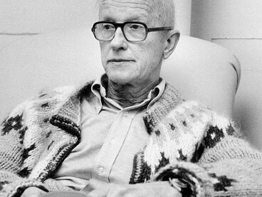 Max Delbrück (1906-1981), physicien et biologiste allemand, a démontré que les gènes sont porteurs de l'information génétique. Son travail a inspiré Monod, qui a approfondi la compréhension de la relation entre ADN et protéines