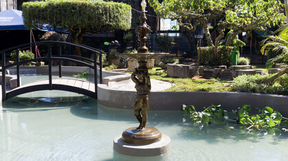 Fuente del Pastorcillo en “Las Ruinas” de la Parroquia. Esta es una de las primeras fotos hechas a la fuente, después de su reinstalación por la empresa Metal & Stone, el domingo 14 de diciembre de 2025. Foto cortesía del escultor Alonso Silva González. Cartago, Costa Rica
