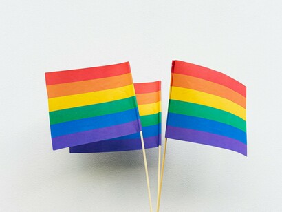 Viola Davis, em seu discurso no Oscar, disse: “Não peçam apenas para que atores negros interpretem papéis escritos para brancos. Escrevam histórias para nós, com nossos conflitos, nossa cultura, nossa complexidade.” Isso vale para todas as minorias. Representar é mais que substituir. É criar com profundidade. Sem isso, a inclusão vira um espelho deformado