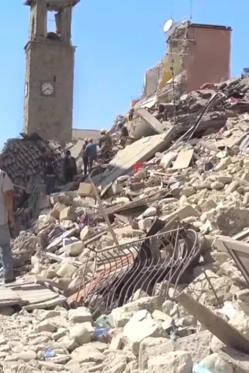 Oltre alla perdita di vite e patrimonio storico, ha mostrato la fragilità del nostro sistema edilizio e la necessità di una ricostruzione sicura e sostenibile. La foto è stata scattata a Amatrice, dopo il terremoto