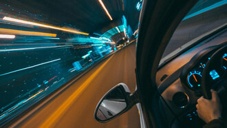 Deutschland spricht über Mobilität, als sei die Gesellschaft noch im industriellen Normalzustand: stabile Arbeitsteilung, lineare Wertschöpfung, vorhersehbare Nachfrage, steuerbare Masse. In diesem Frame erscheinen Stau, Verspätung, marode Netze und explodierende Kosten als Technik- und Investitionsproblem