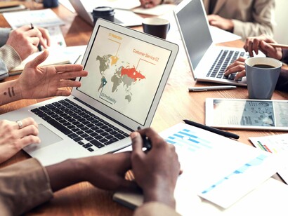 Uma estratégia global robusta começa com uma seleção disciplinada de mercados. Isso requer uma avaliação baseada em dados da atratividade do mercado (tamanho, crescimento, potencial de margem), da facilidade de entrada (regulação, concorrência, requisitos de capital) e do alinhamento estratégico com as capacidades centrais da empresa. Os mercados devem ser sequenciados, e não perseguidos simultaneamente, com hipóteses de entrada claras e métricas de sucesso bem definidas