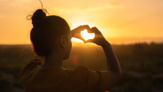 Vivimos inmersos en una cultura que ha convertido al amor romántico en un ideal incuestionable, sin detenerse a pensar en sus efectos restrictivos