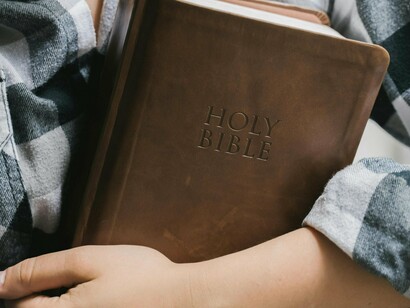 Primeiro a rivalizar com ecumenismo desbragado da Igreja. Primeiro a negá-lo. Primeiro a condenar a Teologia da Libertação. Primeiro a divulgar a Teologia do Povo. Primeiro a teorizar sobre a “crise espiritual” da Igreja nas Américas. Primeiro a demandar mais fé. Primeiro a pedir mais Deus. Desde o Sul, hemisfério Sul, América do Sul