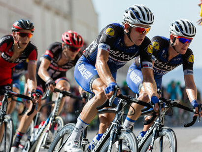 Au sein du peloton, chacun lutte pour sa place, entre effort intense et cohésion du groupe